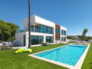 casa moderna frente al mar con piscina