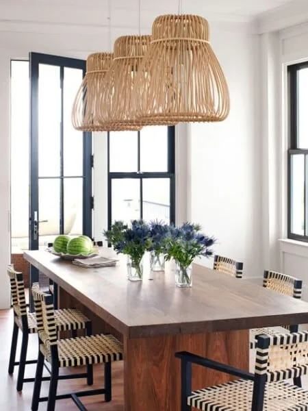 comedor con lampara triple en fibra natural