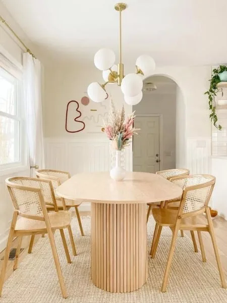 comedor con colores neutros y madera