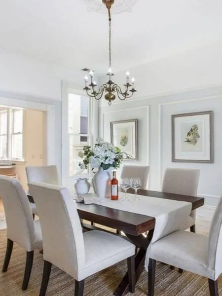 comedor con colores neutros estilo minimalista