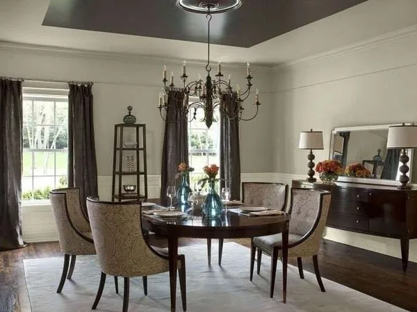 comedor con colores neutros y contrastes oscuros