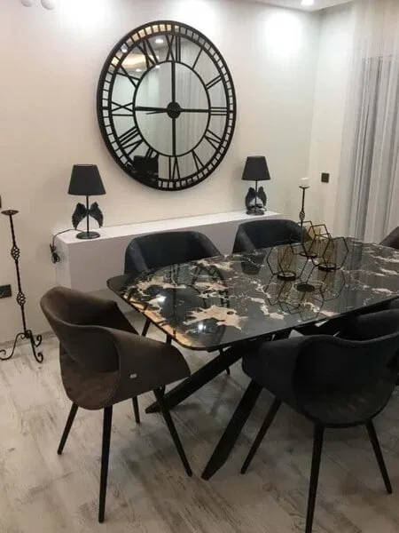 comedor con reloj espejo