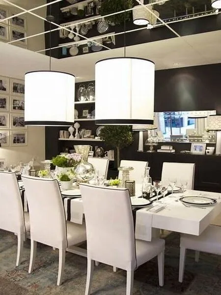 comedor con espejo en techo