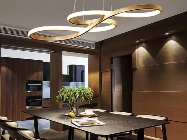 comedor con lampara de techo LED curvilinea