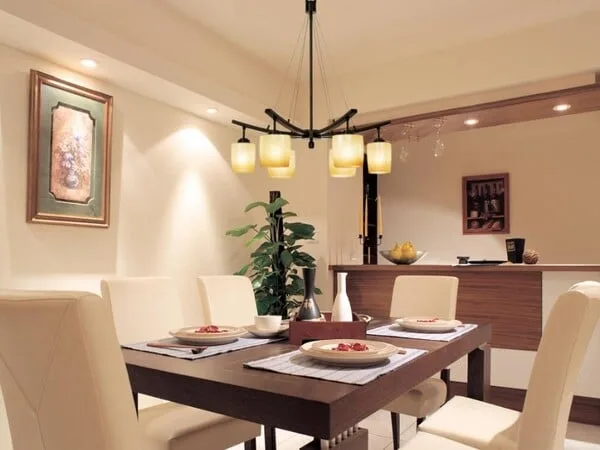 comedor con lampara de techo y luces empotradas