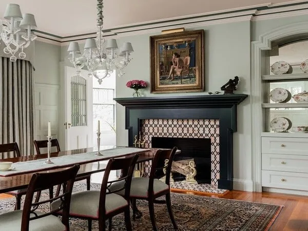 comedor con pared focal con chimenea estilo retro