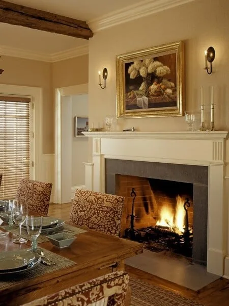 comedor con pared focal con chimenea en colores neutros