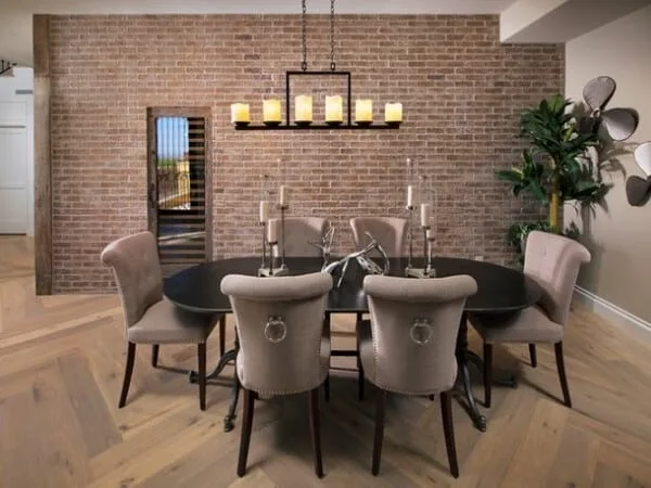 comedor con pared de ladrillo y velas