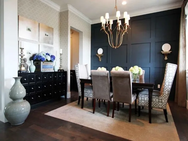 comedor con pared focal en color oscuro