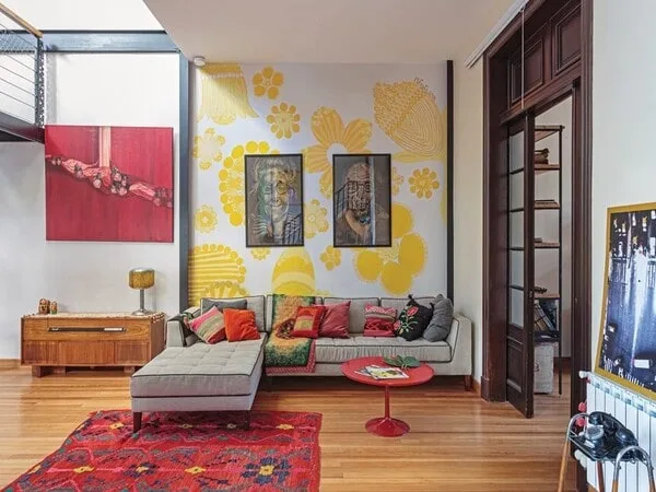 comedor con pared focal con diseño moderno y cuadros de pinturtas