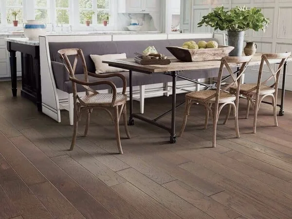 comedor con piso de madera en tono oscuro