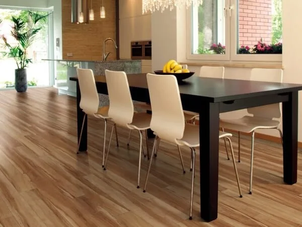comedor con piso de madera y juego de comedor minimalista como contraste