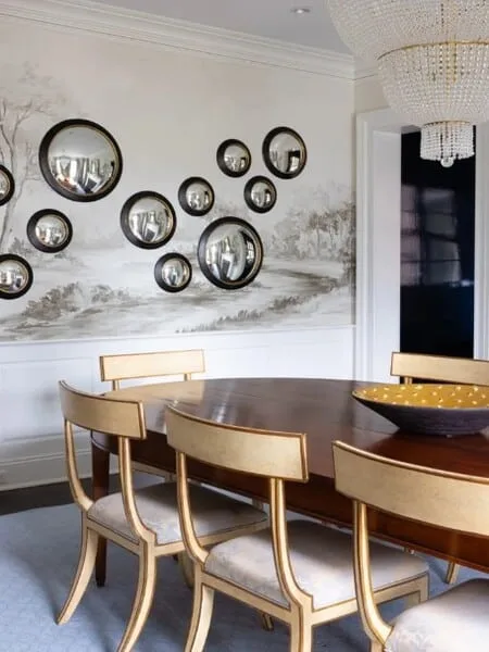 comedor con espejos curvos