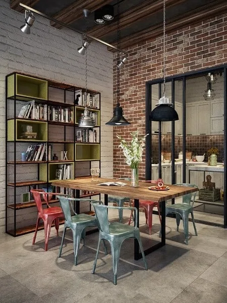 comedor con estante industrial de manuales y pared de ladrillo visto