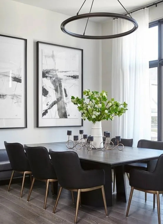 comedor minimalista con negro contrastante