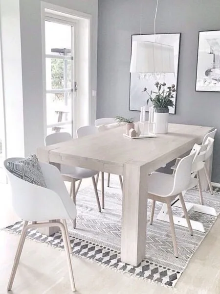 comedor minimalista con mucha luz