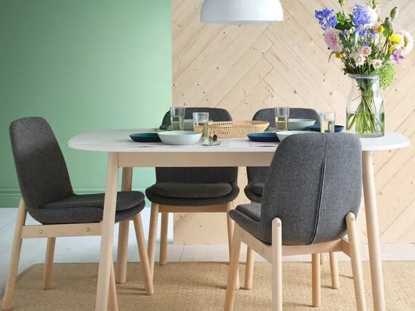 comedor minimalista con diferentes materiales y texturas