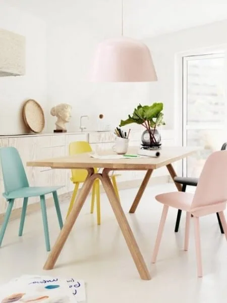 comedor con lampara de techo minimalista