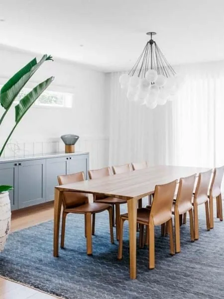 comedor minimalista con mobiliario de madera y alfombra