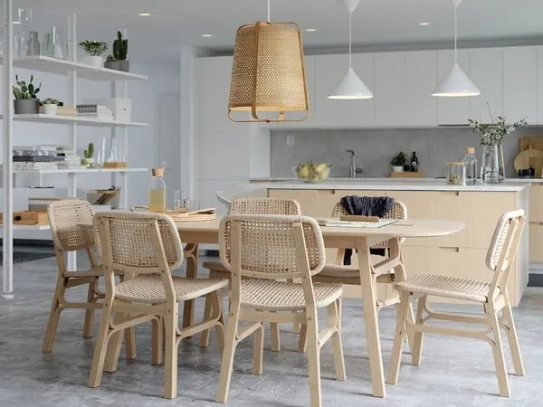 comedor minimalista con mobiliario en color neutro y suelo blanco