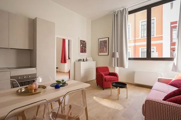 ideas decoracion casas pequeñas con paredes blancas y muebles de colores calidos