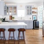 ideas de decoracion para casas pequeñas cocina abierta con colores neutros