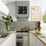ideas de decoracion para casas pequeñas cocina abierta con azulejos blanco y negro
