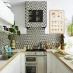 ideas de decoracion para casas pequeñas cocina abierta con azulejos blanco y negro