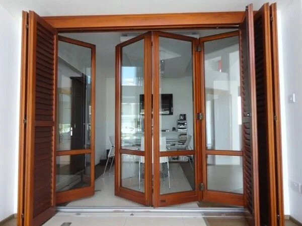 ideas de decoracion para casas pequeñas puertas abatibles panoramicas en madera
