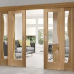 ideas de decoracion para casas pequeñas puertas corredizas panoramicas en madera