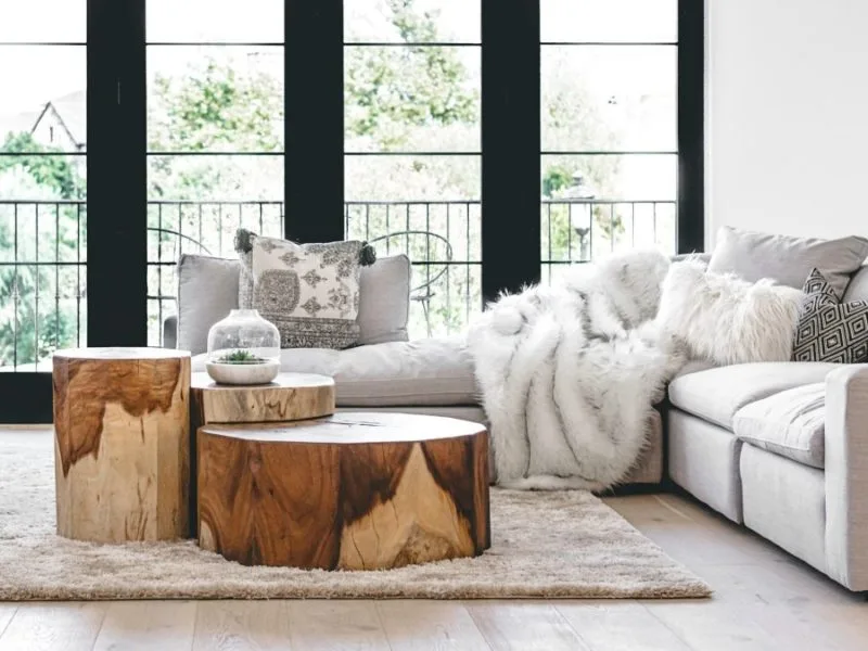 Salón moderno luminoso tipo nordico con detalles madera y gris