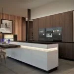 Cocina Integral amplia en marrón y blanco
