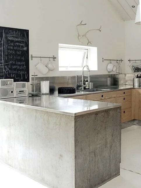 Cocina de cemento pulido y madera en L con amplia encimera