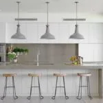 Cocina integral de concreto y blanco con barra