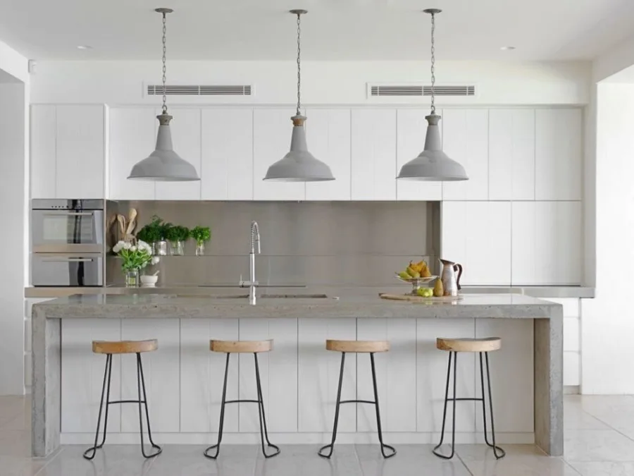 Cocina integral de concreto y blanco con barra