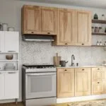 Cocina integral en madera pequeña y funcional