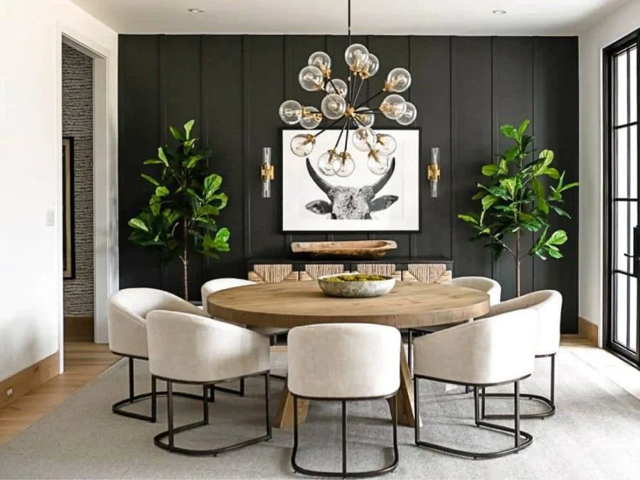 Este salón o dinning room combina moderno minimalismo de muebles con una lámpara dorada tenndencia de 2024 que aporta personalidad al conjunto