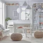 Interior de casa que combina salón, cocina y comedor en tonos blancos de Ikea