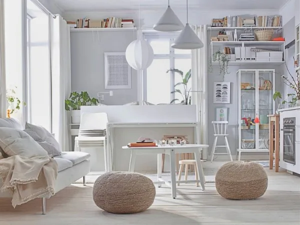 Interior de casa que combina salón, cocina y comedor en tonos blancos de Ikea
