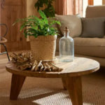 Centro de mesa con flores y materiales naturales como madera y fibra