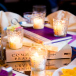 Centro de mesa con velas sobre libros