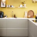 Cocina moderna en color beige oscuro