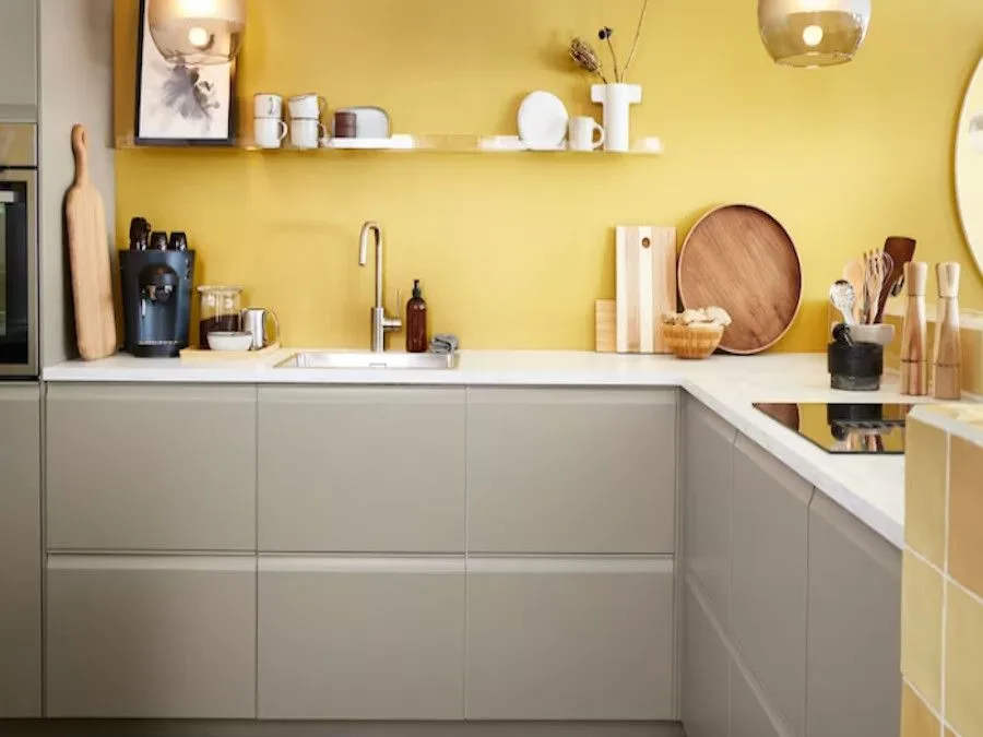 Cocina moderna en color beige oscuro