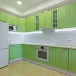 Cocina moderna en verde y blanco