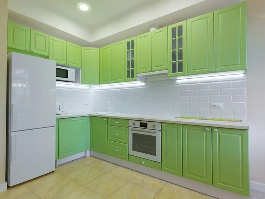 Cocina moderna en verde y blanco