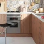 Cocina moderna beige con detalles en gris, marrón y color arena