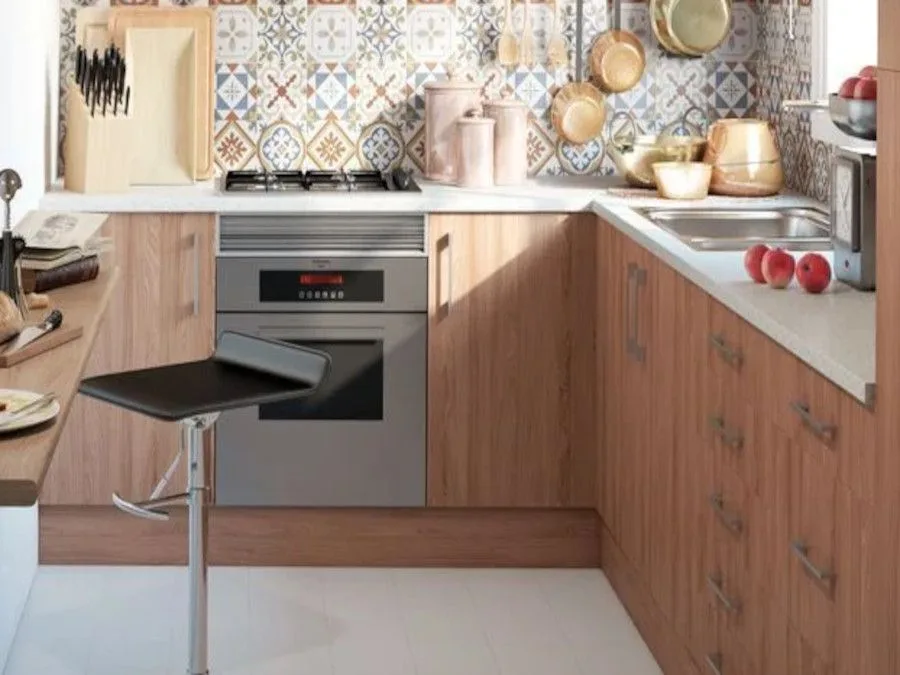 Cocina moderna beige con detalles en gris, marrón y color arena