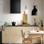Cocina moderna en beige con madera