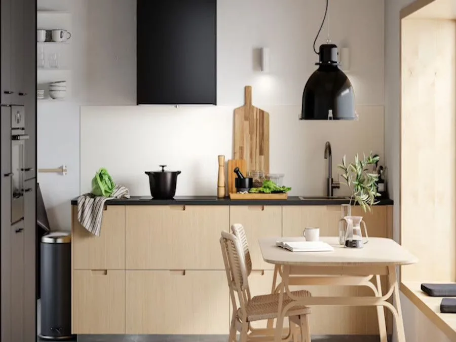 Cocina moderna en beige con madera