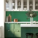 Cocina moderna en verde con encimeras blancas muy chic